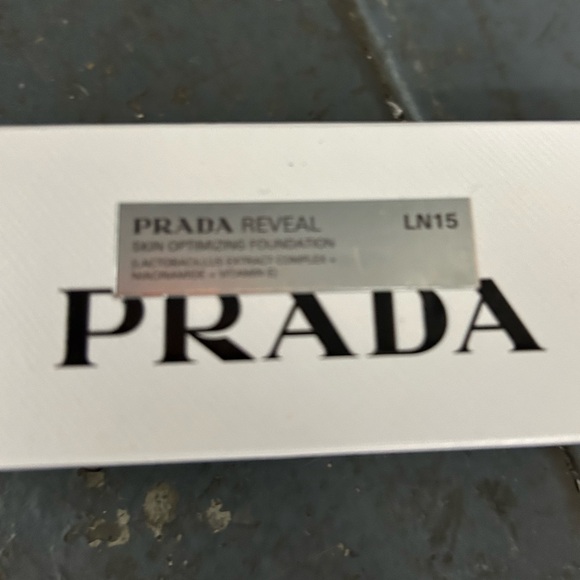 Prada . Reveal Skin Optimizing Refillable Soft Matte Foundation. New - Picture 3 of 6